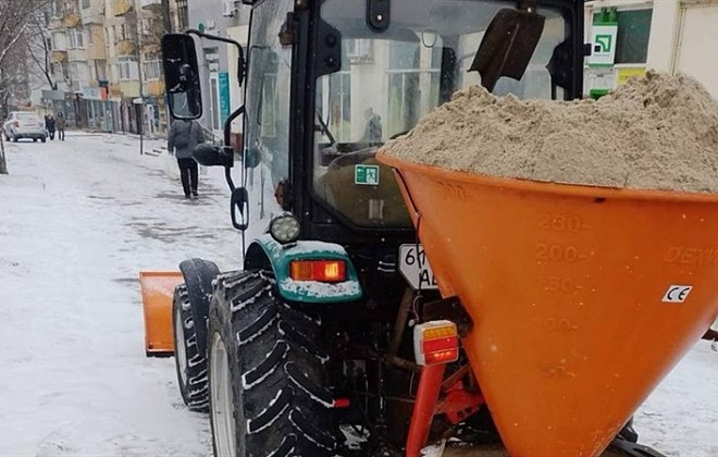 Снігопад та ожеледиця: на вулицях Дніпра працювали 82 одиниці техніки