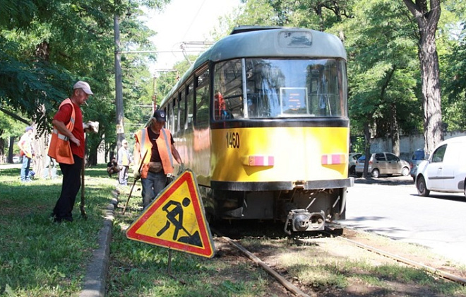 Комунальники Дніпра попри війну продовжують виконувати профілактичні ремонти колій і контактних мереж