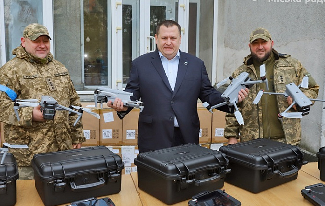 «Те, що ми замовляли для нічної розвідки»: військові з Авдіївського напрямку отримали від Дніпра чергову партію дронів на ще 10,5 млн грн