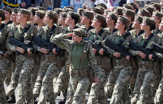 С 17 декабря украинки должны будут встать на военный учет: список профессий