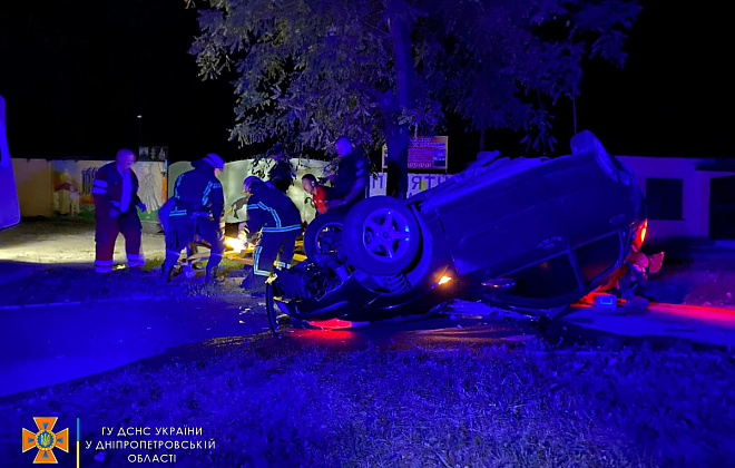 Вночі у Кам’янському внаслідок ДТП перекинувся автомобіль: водія з автівки діставали рятувальники