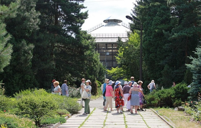 У Дніпрі стартував цикл безкоштовних екскурсій до ботанічного саду для учасників «Університету третього віку»