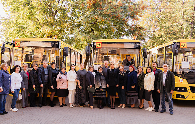 Четверта партія нових шкільних автобусів вирушила до громад області