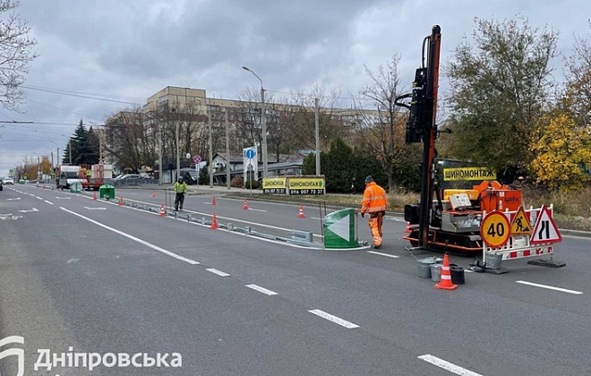 Безпека на дорогах: у Дніпрі на житловому масиві Сокіл встановлюють колесовідбійний брус