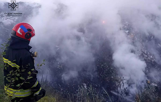 У Підгородному рятувальники всю ніч гасять полігон зі сміттям