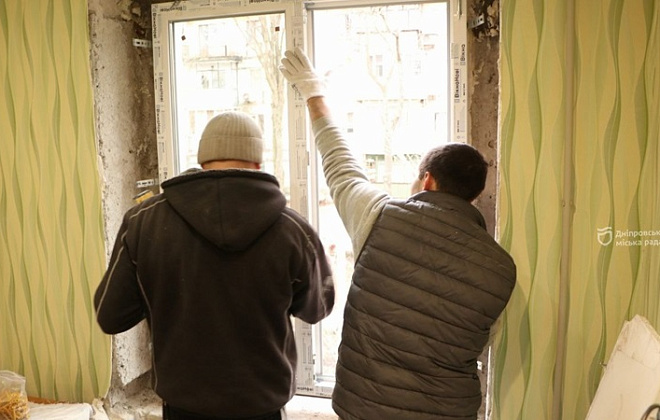 «Швидко зробили заміри. Зараз уже встановлюють нові склопакети», – мешканці будинку, постраждалого внаслідок ракетної атаки РФ 29 грудня
