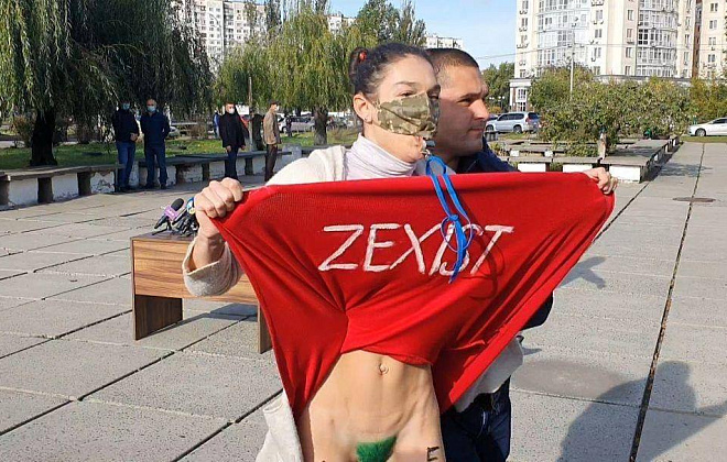 Грудью на амбразуру: на Зеленского возле избирательного участка напала активистка Femen