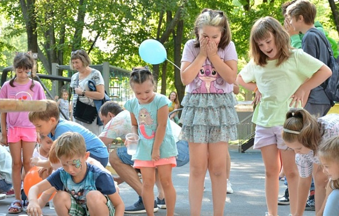 Майстер-класи, хімічні досліди, аквагрим, флешмоб: у парку Писарживського відбулося дитяче свято «Привіт, школа!»
