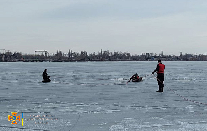 Развлечения на замерзшей реке закончились трагедией: в Днепр водолазы-спасатели достали из воды тело утонувшего парня