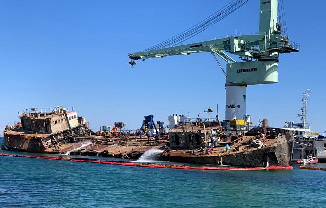 Затонувший танкер Delfi отбуксировали с пляжа Одессы
