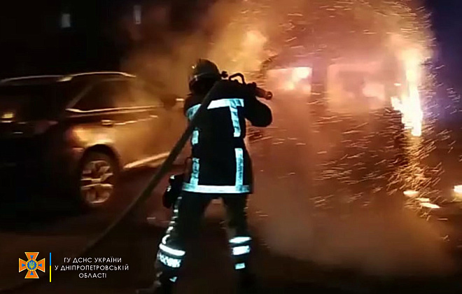 Посреди жилых дворов ночью в Павлограде сгорел автомобиль