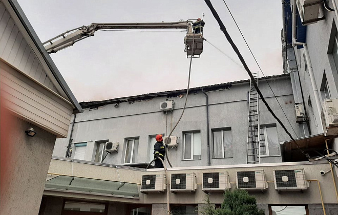 В Виннице 60 спасателей тушили пылающий офисный центр: есть погибшие (ФОТО)