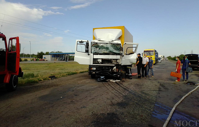 На Днепропетровщине произошло лобовое столкновение двух грузовиков: одного из водителей спасатели вырезали из авто