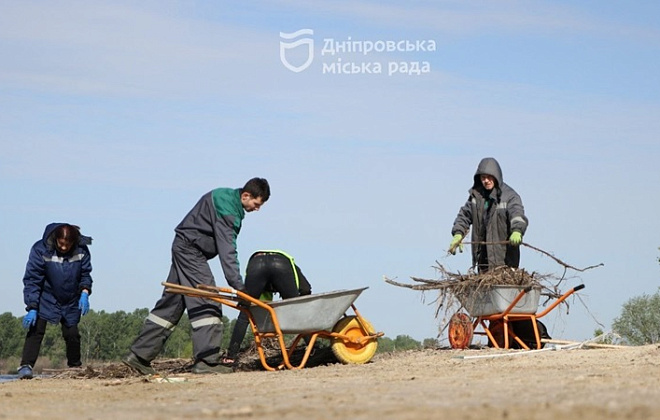 У Дніпрі прибирають Мануйлівський та Придніпровський пляжі від намитого сміття внаслідок підняття рівня води 