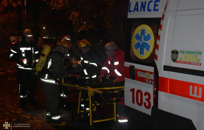 В Одесе загорелась 5-этажка: пожарники спасли 2 людей и ещё 7 эвакуировали