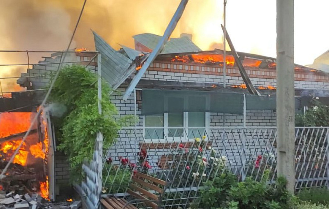 На Нікопольщині через ворожі атаки постраждали дві жінки, сталися пожежі, пошкоджені будинки
