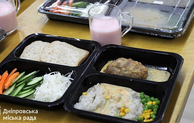 Відкрита до діалогу: компанія-постачальник шкільного харчування у Дніпрі виправляє свої помилки – зокрема, вдосконалила меню
