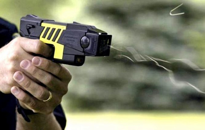 Украинские полицейские будут использовать электрошокеры при задержании преступников