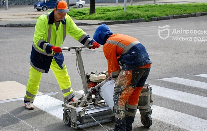 Ремонт автошляхів, оновлення дорожньої розмітки: у Дніпрі піклуються про безпечний рух на дорогах