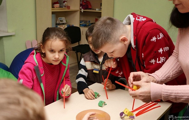 «Завдяки професійному підходу фахівців моя дитина навчилась ходити», — переселенка про роботу міського центру соціальних служб у Дніпрі