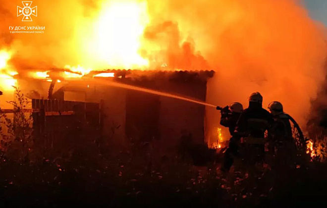У Дніпрі на вулиці Верстова спалахнув приватний житловий будинок