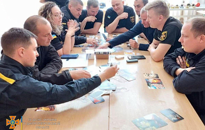 Арт-терапія для рятувальників: психологи ДСНС у Дніпропетровській області проводять тренінги