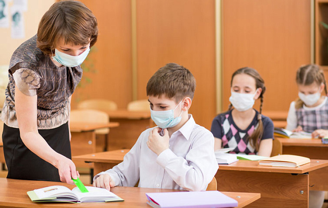 Почти половина украинцев поддерживает ношение масок в школах