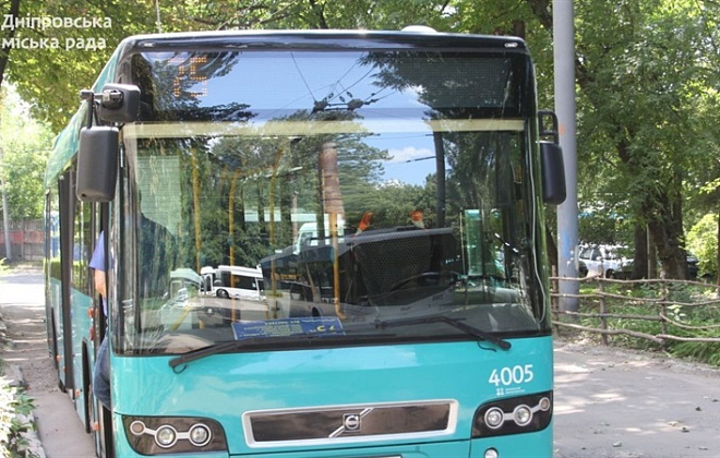 Водіїв комунальних автобусів Дніпра навчають, як допомагати людям з інвалідністю заїхати у громадський транспорт