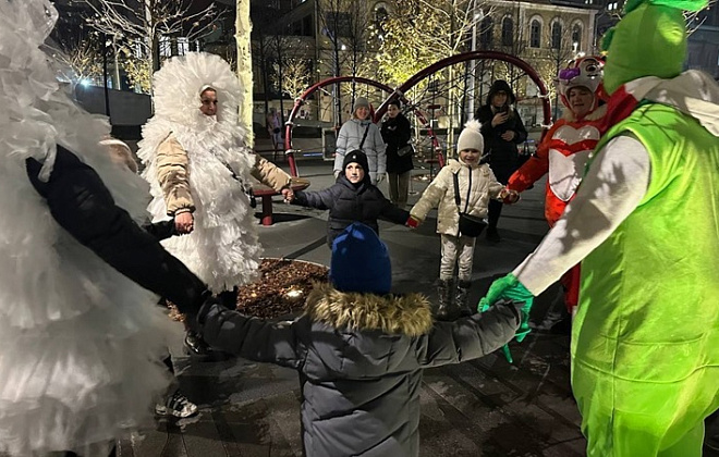 Маленьким містянам у парках Дніпра вручали солодкі подарунки та вітали з Днем Святого Миколая