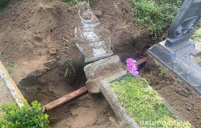 Витягував металеві конструкції з пам’ятників на кладовищі: у Павлограді затримали 48-річного місцевого мешканця