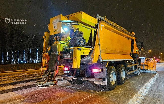 Використали понад 2,5 тонни протиожеледної суміші: у Дніпрі комунальники відучора ліквідовують наслідки снігопаду