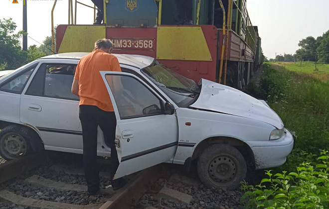 В Львовском районе автомобиль не поделил дорогу с грузовым поездом: есть погибшие