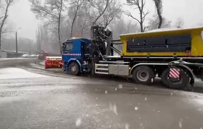 Прибирати сніг на вулицях Дніпра вийшло близько 140 одиниць різної техніки