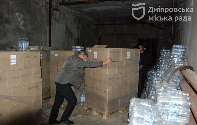 Олія, вода, консерви та інші продукти: Дніпро передав гуманітарну допомогу Херсону