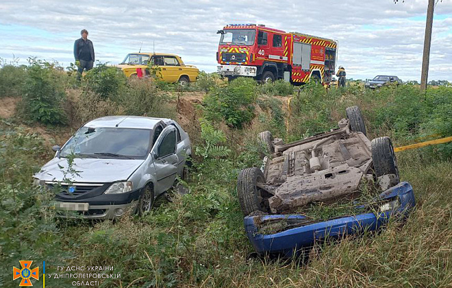На Дніпропетровщині рятувальники дістали з кювету два автомобілі 