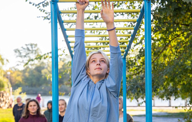 Присідання, віджимання, фітнес-вправи: в центральному парку Новомосковська провели руханку для школярів 