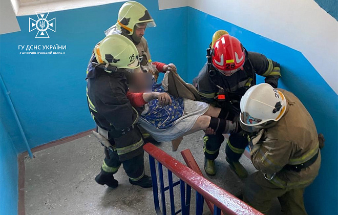 На Дніпропетровщині вогнеборці врятували пенсіонерку з палаючої квартири 