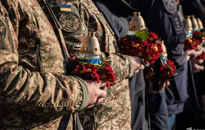 Молебень, квіти, лампадки: у Дніпрі до тисячного дня повномасштабного вторгнення РФ вшанували пам’ять полеглих воїнів