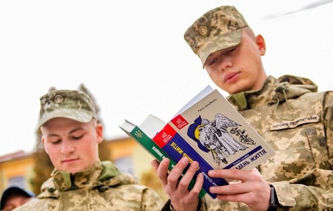ДніпроОДА поповнила військові бібліотеки області сучасною українською літературою