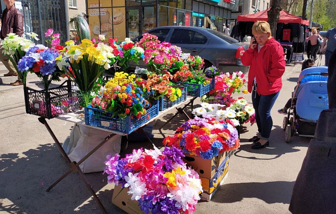 У Дніпрі проводять рейди щодо незаконної вуличної торгівлі штучними квітами