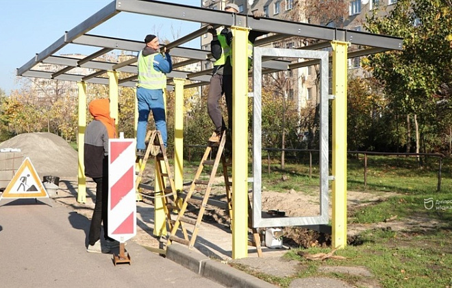 Зручність людей під час очікування громадського транспорту: на просп. Героїв оновлюють зупинковий комплекс