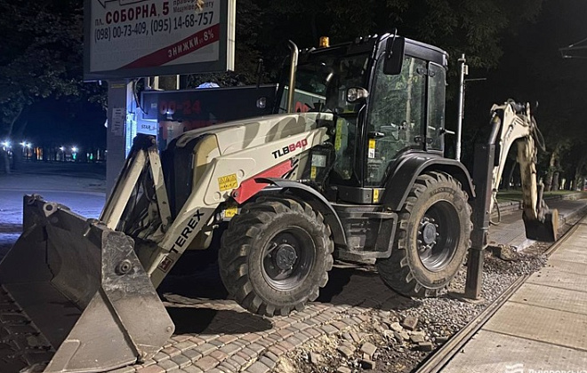 Для зручності водіїв та пішоходів у Дніпрі вночі оновлюють трамвайну колію по площі Соборній: на якому етапі роботи