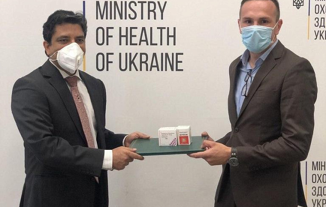 Индия передала Украине 50 тыс. капсул препарата для борьбы с COVID-19
