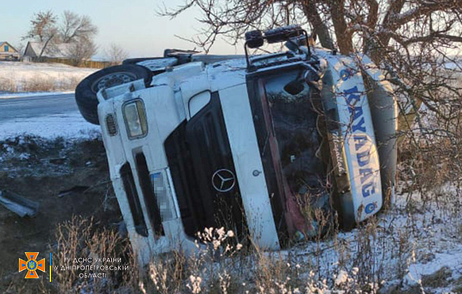На трассе Днепр-Николаев перевернулся грузовой автомобиль, перевозивший мандарины (ФОТО)