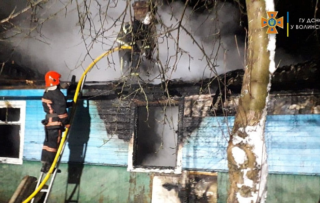 В Волынской области горел деревянный жилой дом: в очаге пожара спасатели обнаружили двух мужчин 
