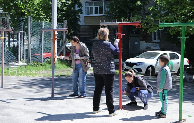 Висаджують дерева та прибирають територію навколо будинків: дніпряни долучились до суботників у Центральному районі Дніпра