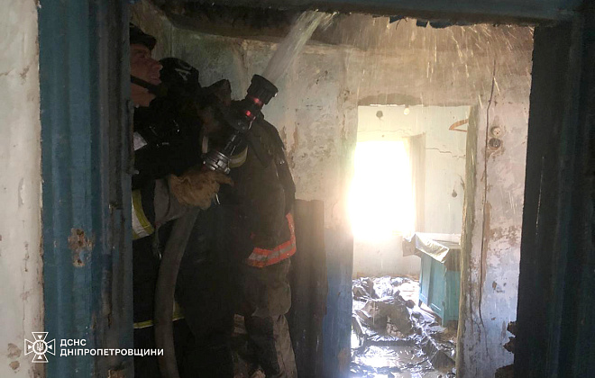 У Нікополі рятувальники ліквідували пожежу, що виникла внаслідок ворожої атаки (ВІДЕО)