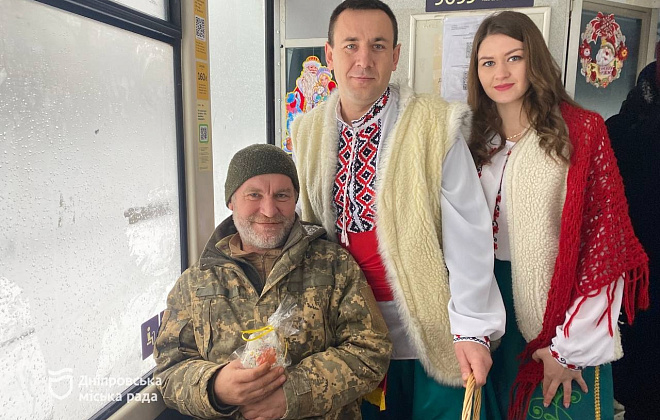 Колядки, щедрівки, солодкі подарунки: як у дніпровських трамваях і тролейбусах пасажирів вітали з Різдвом