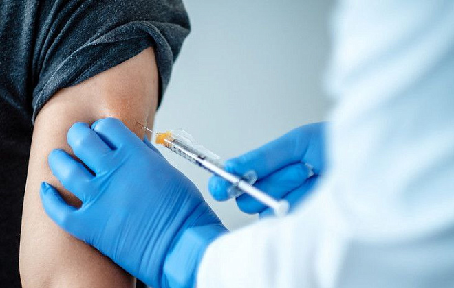 Вакцинация либо отстранение от работы: медики, коммунальщики и местные чиновники должны привиться от Covid-19 до 31 января