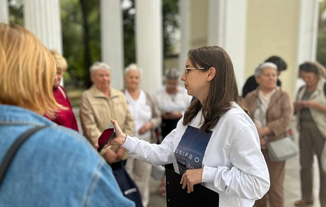 У Дніпрі пройшла чергова безкоштовна екскурсія «Паралелі міст. Дніпро-Маріуполь»: чим дивували відвідувачів